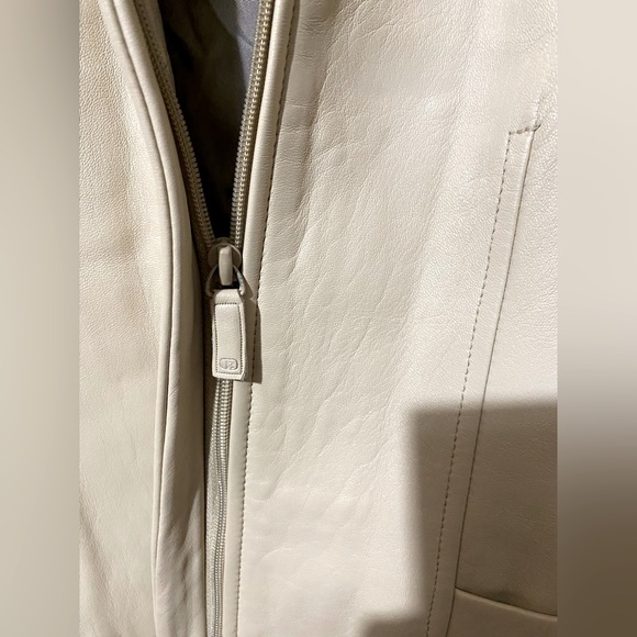 Kenneth Cole ‘Reaction’ lined leather blazer. Classic styling, 2 front pocket - Picture 3 of 4